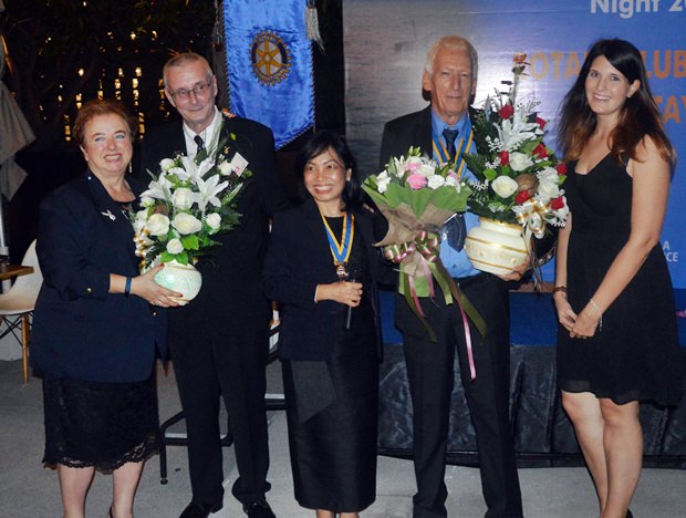 Peter Schlegel (2. von rechts) erhält Glückwünsche von (von links) Dzenana Popin, Dieter Barth, Nachlada Nammontree und Hannah Heichen. 