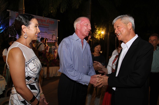 Vizebürgermeister Apichart Verapol (rechts) wird von Thai Garden Resort Besitzer Gerrit Niehaus und seiner charmanten Gattin Anselma herzlich begrüßt. 