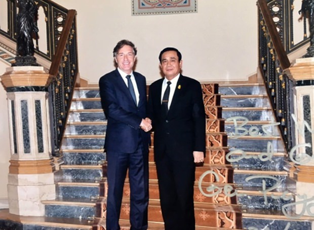 Österreichs Botschafter Mag. Enno Drofenik verabschiedet sich vor seiner Rückkehr am 13. August 2017 nach österreich von Ministerpräsident Prayuth Chan-ocha.