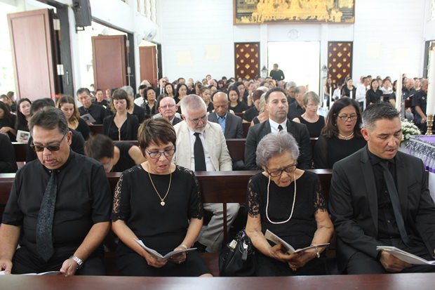 Bischof Silvio feiert die heilige Messe beim Begräbnis von Willie Dibbayawan. 