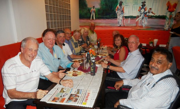 Die Pattaya Mail Media Group und Freunde von Allan Riddell (2. von links) genießen den Abend.