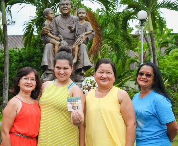 Der-selbslose-Akt4 Drei Geschwister und eine Nichte beim Besuch in Pattaya vor dem Standbild von Father Ray. (Von links) Ganya, Nichte Amanda, Anchalee und Boonchoo.