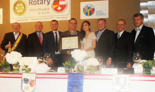 Hier das gesamte Bord des deutschsprachigen Rotary Clubs D.A.CH. mit Präsident Werner Kubesch (4. von links). 