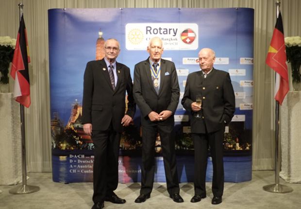 Der Präsident des ersten deutschsprachigen Rotary Clubs in Asien RC Phönix, Peter Schlegel (Mitte), Sekretär Dieter Barth (links) und Vizepräsident Jürgen Schlag (rechts) kamen ebenfalls zur Feier.