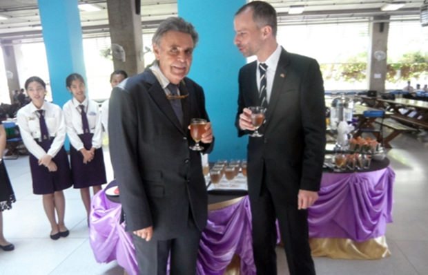  Axel Brauer (links) und Jan Scheer genießen ein Glas Fruchtsaft. 