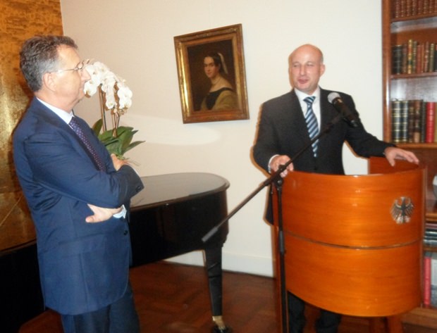 GTCC Präsident Markus Lorenzini bedankt sich beim Botschafter und seinen Mitgliedern.