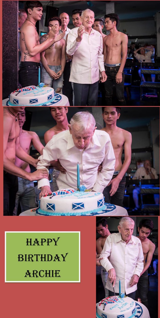 Archie Dunlop BEM bedankt sich auf der Bühne bei seinen vielen Gästen und bläst dann die Kerze auf der Torte aus und schneidet sie an. 