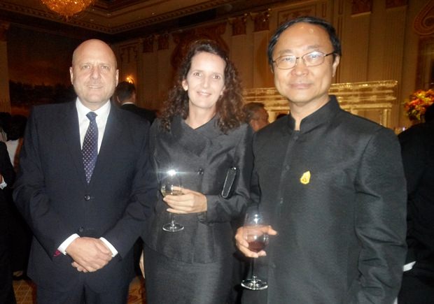 (Von links) der Direktor der Thai-Deutschen Handelskammer Dr. Roland Wein, Frau Dr. Christine Falken-Grosser, die Wirtschaftberaterin der Botschaft und Seine Exzellenz, der Minister für Digitale Energie und Gesellschaft, Pichet Durongkaveroj. 