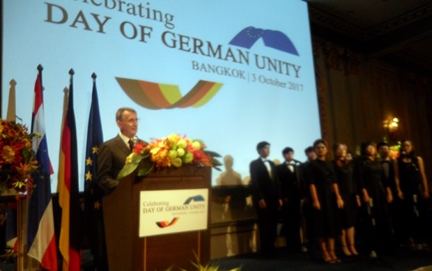 Botschafter Peter Prügel bei seiner hervorragenden Rede. Im Hintergrund der Chor der Mahidol Universität. 