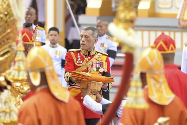 King Maha Vajiralongkorn König Maha Vajiralongkorn nimmt an den Trauerfeierlichkeiten für seinen Vster, den verstorbenen König Bhumibol Adulyadej, Rama IX, teil. (AP Photo/Kittinun Rodsupan)