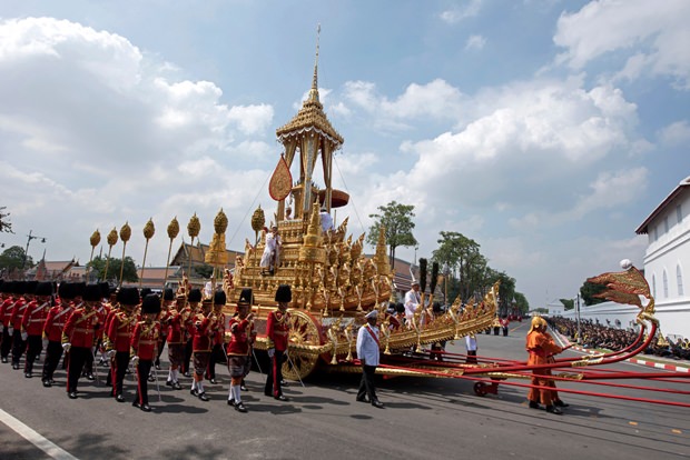 Die symbolische Urne Seiner Majestät König Bhumibol Adulyadej wird ins crematorium überführt. (AP Photo/Kittinun Rodsupan)