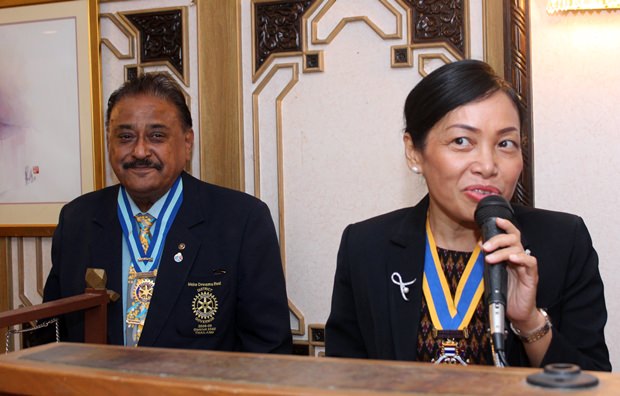 Pratheep S. Malhotra, ebenfalls ehemaliger Gouverneur mit RC Jomtien Präsidentin Nachlada Nammontree.