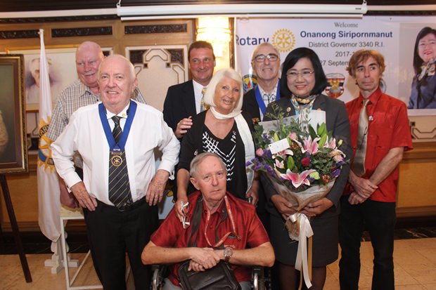 Gemeinschaftsfotos von den Rotary Mitgliedern mit ihrer neuen Gouverneurin. 