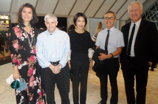 Der Schweizer Botschafter Ivo Sieber (ganz rechts) mit seiner Gattin Gracita Tolentino und Freunden vor dem Beginn der Show. 