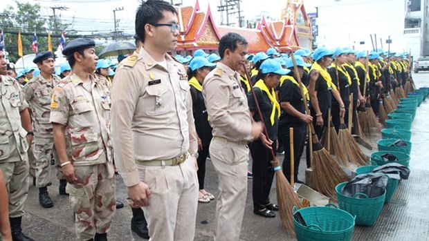 Bezirkschef Naris Niramaiwong leitete Freiwillige an um die Tempelgegend des Wat Chaimongkol Royal Templesäubern. 