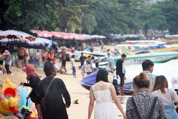 Auch an den Stränden Pattayas trugen viele Touristen schwarz/weiße Kleidung.