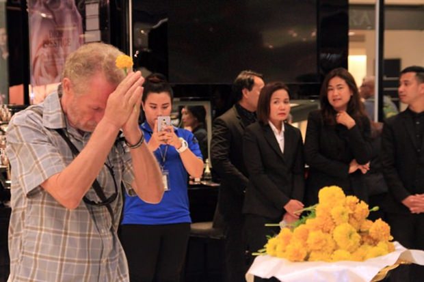 Beim Central Festival Pattaya Beach wurden gelbe Blumen von Jugendlichen abgelegt. .