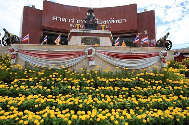 Die Pattaya City Hall ist wunderschön mit gelben Blumen dekoriert.
