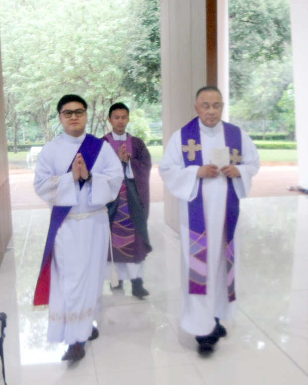 Wunderheiler Vater Corsie Legaspi betritt die Assumption Kirche. 