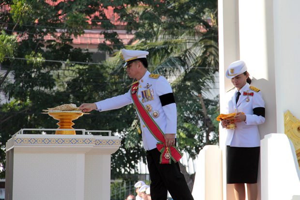Chonburis Gouverneur, Pakaratorn Tienchai, leitet die Zeremonie vor der Chonburi Stadthalle. 