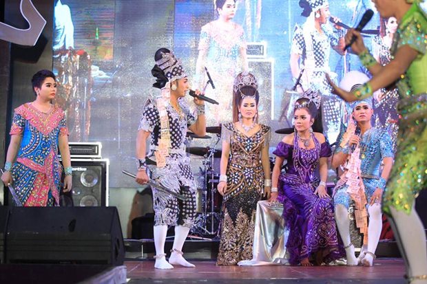 Thailand’s führendes Likay Team mit dem bekannten Eakapong Singwijan.