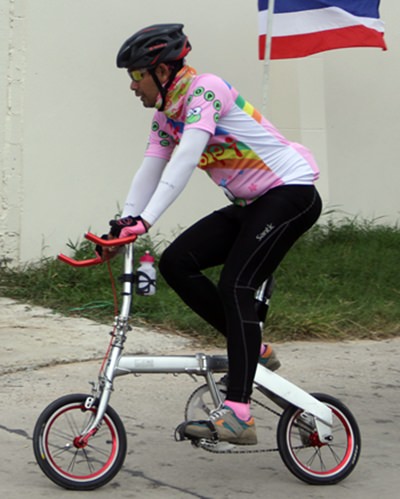 Die Radfahrer benützten Räder in allen Größen. 