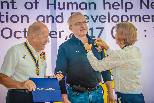 Ewald Dietrich (Mitte) wird von Dr. Margret Deter die Medaille angeheftet während ihr Ehemann, Dr. Otmar Deter, zusieht. 