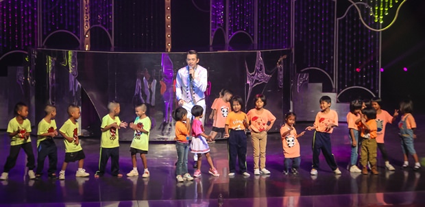 Die Kinder vom Baan Jing Jai zeigen gemeinsam mit Jonas eine tolle Show.