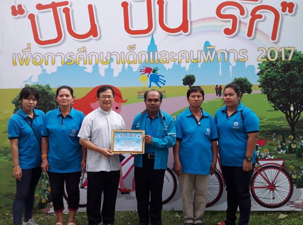 Vater Dr. Michael Picharn Jaiseri erhält von den Pattaya Wasserwerken 1.000 Flaschen Trinkwasser.  