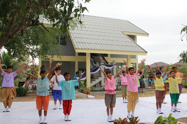 Die Kinder des CDPC und des Drop In Center zeigen ihre Tanz- und Gesangeskünste. 