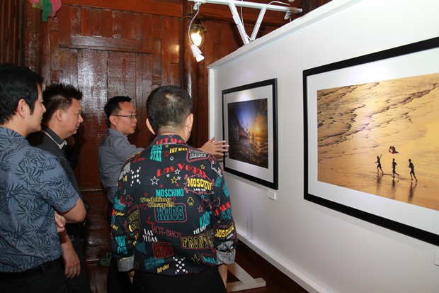 19-12-17-o1-2 Eakasit Ngampichet, PBTA Präsident und Stadtrat Sinchai Wattanasartsathorn nahmen an der Ausstellung ebenfalls teil.