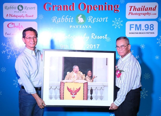 Pongpol Adireksarn mit dem 35.000 Baht teurem Foto das König Rama IX und Königin Sirikit zeigt.