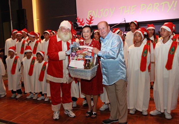 Santa Claus verteilte Geschenke an Kinder. 