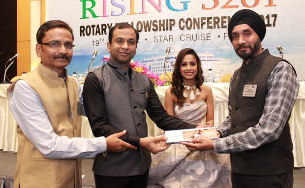 Ranjeet Singh Saini vergibt die Lospreise an glückliche Gewinner. 