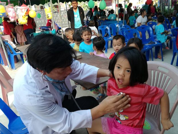 Angestellte der Asia Inter Clinic checken die Gesundheit der Kinder. 