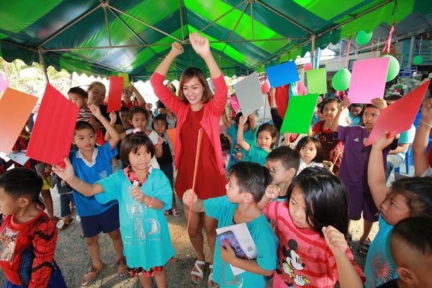 Der Christian Club in der Soi Korpai Community veranstaltet Spiele.