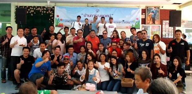 Ittiwat Wattanasartsathorn führt Mitglieder des Pattaya Friends 2011 Club an und verteilt Essen an die Bewohnerinnen des Karunyawet Behinderten-Heims. 