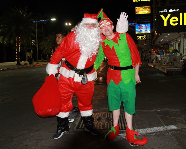 Santa und Peter Pan treiben sich in der Central Pattaya Road herum. 