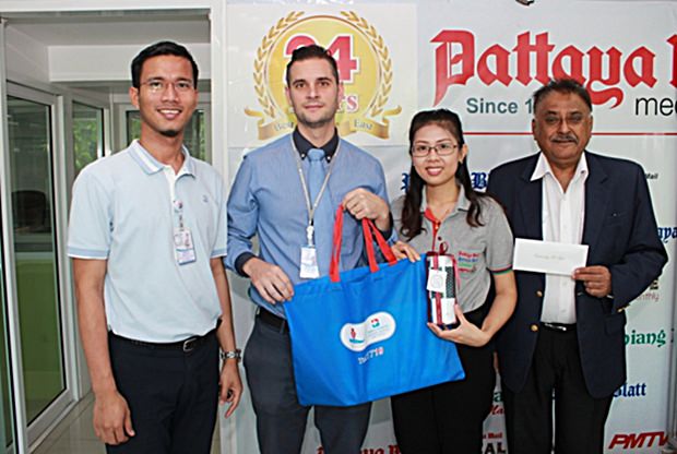 Auch das Bangkok Hospital Pattaya überbrachte Glückwünsche durch Marc Gloor und Metas Pukmahamad, beide von der Internationalen Marketing Abteilung. Peter Malhotra und seine Sekretärin Nutsara Duangsri bedankten such für die guten Wünsche. 