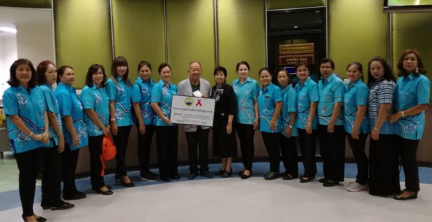 Naowarat Khakhay und einige ihrer Mitglieder übergeben Bürgermeister Dr. Mai Chaiyanit die Spende von 50.000 Baht für das neue Aids Patienten Heim.