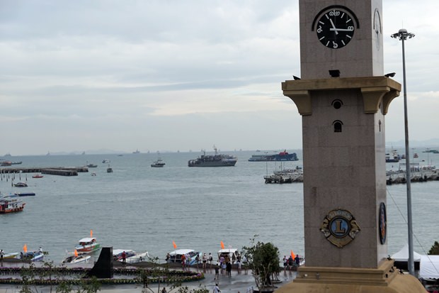 Es klart ein bißchen auf auf dem Bali Hai Pier. Weit im Hintergrund sieht man einige ASEAN Kriegsschiffe. 