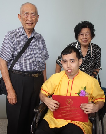 Ein junger Mann mit seinen stolzen Großeltern.