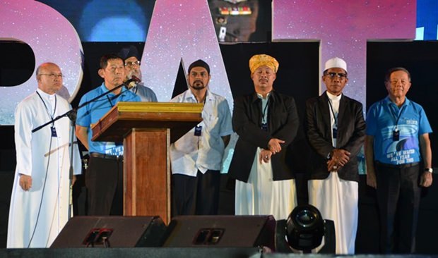 Priester verschiedener Glaubensrichtungen beteten am Bali Hai Pier für ein gutes Neues Jahr. 