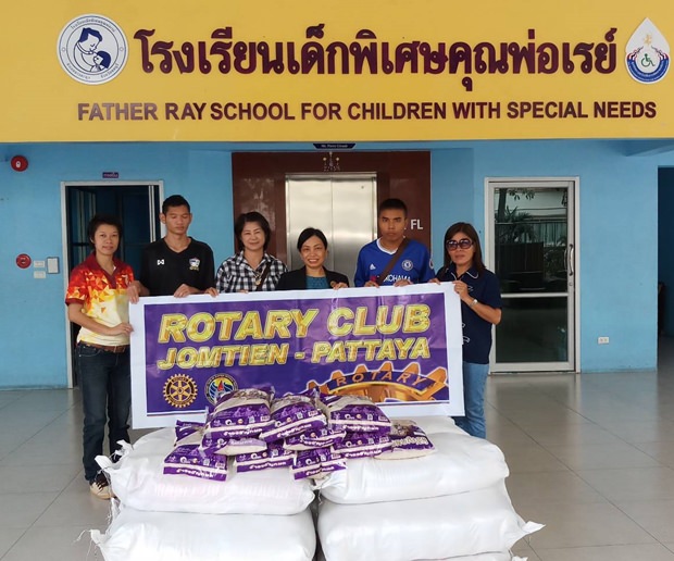 Reis wird auch an die Schule für Behinderte der Father Ray Foundation gebracht. 