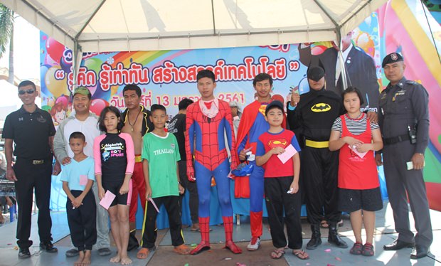 Wattana Boonsawat, der Sekretär der Windsurf Vereinigung veranstaltet gemeinsam mit der Stadthalle, der Stadtpolizei und “We Love Pattaya“ ein Kostümfest in Jomtiens Sportarena. 