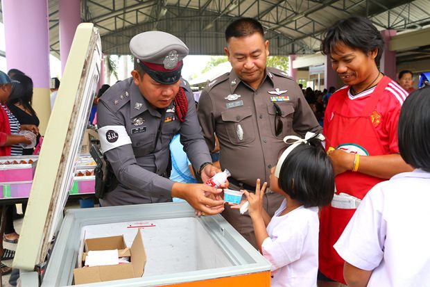 “Kann ich zwei haben”, sagt dieser Kleine am Eiscremestand in der Wat Najomtien Schule.