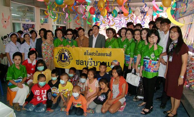 Gouverneur Pakarathorn Thienchai nimmt am Fest für die chronisch kranken Kinder im Lernzentrum des Chonburi Hospital teil. 