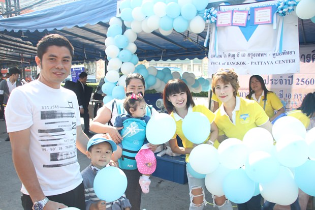 Praichit Jetapai und ihre YWCA Mitglieder verschenken Luftballons vor der Stadthalle. 