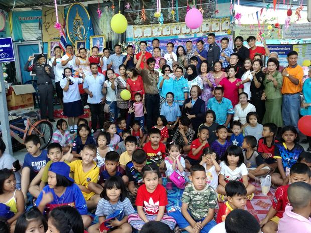 Poramet Ngampichet und Wirath Joyjinda beim Fest der Kinder der Soi Korphai Gemeinschaft. 