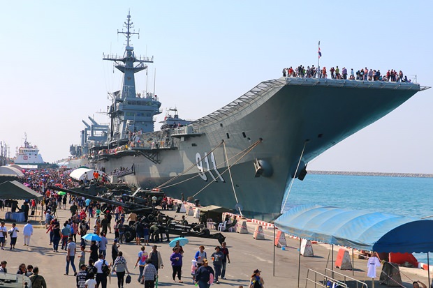 Tausende Familien kamen nach Sattahip um den Flugzeugträger HTMS Chakri Naruebet zu besichtigen. 